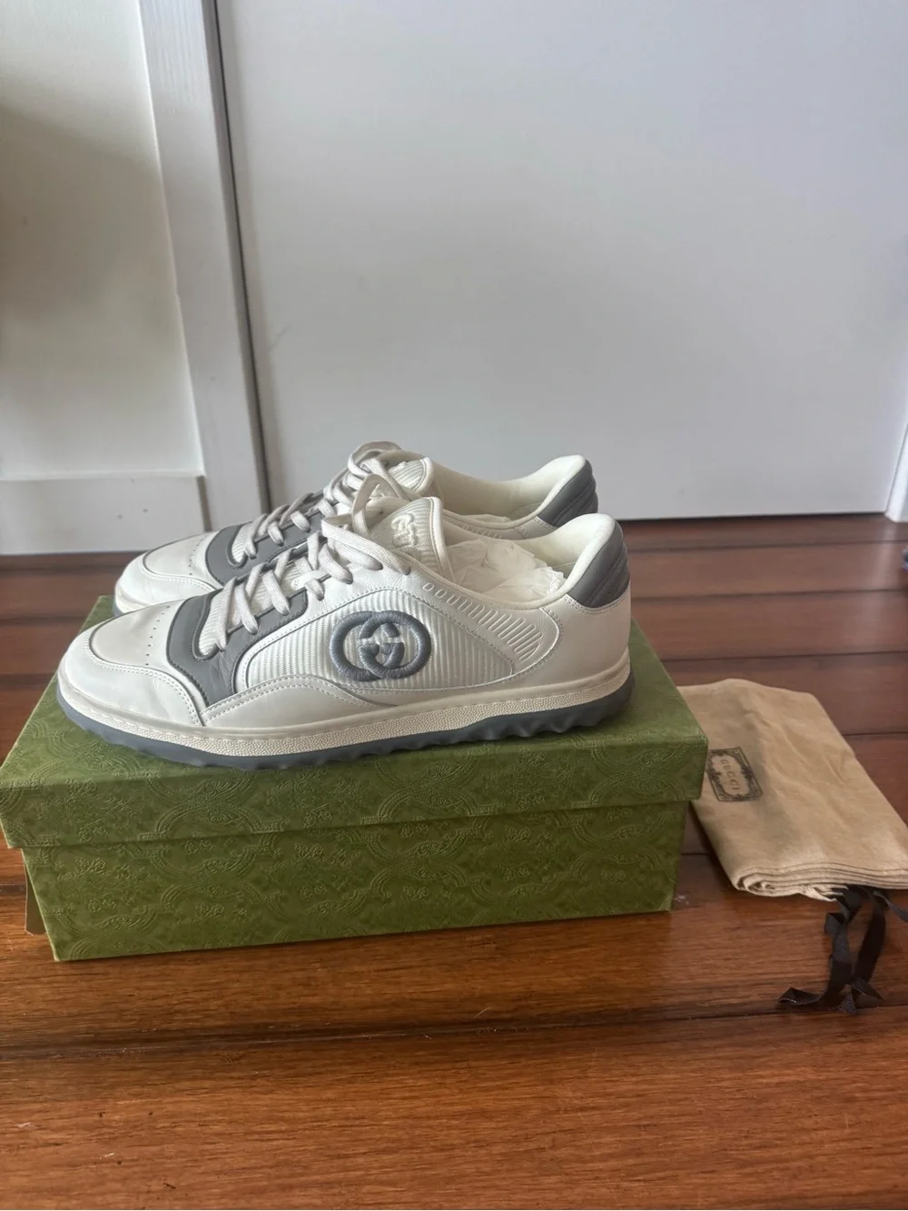 Gucci Men’s White and Gray Low-Top Leather Sneakers